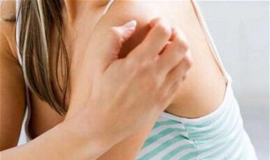 fille se grattant l'épaule